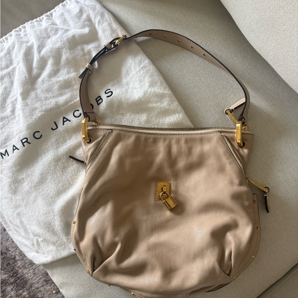 Marc Jacob’s beige shoulder bag